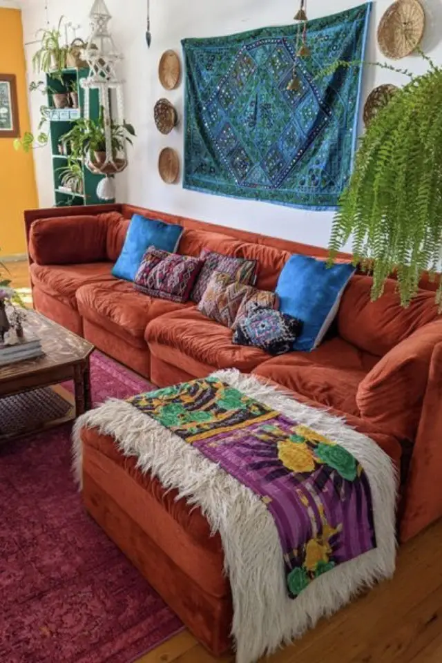 salon couleur estivale exemple grand canapé d'angle couleur terracotta rouille tenture murale bohème voyage