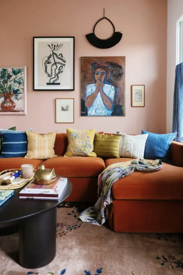 salon couleur estivale exemple mur rose tableaux canapé orange terracotta
