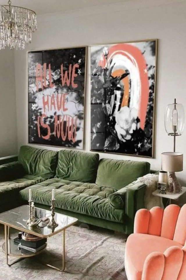 ambiance deco rock dissonance grandes toiles peintes au dessus canapé velours vert noir et orange
