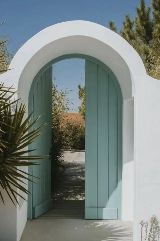 arche exterieure architecture exemple porte jardin cintrée couleur vert d'eau céladon vacances