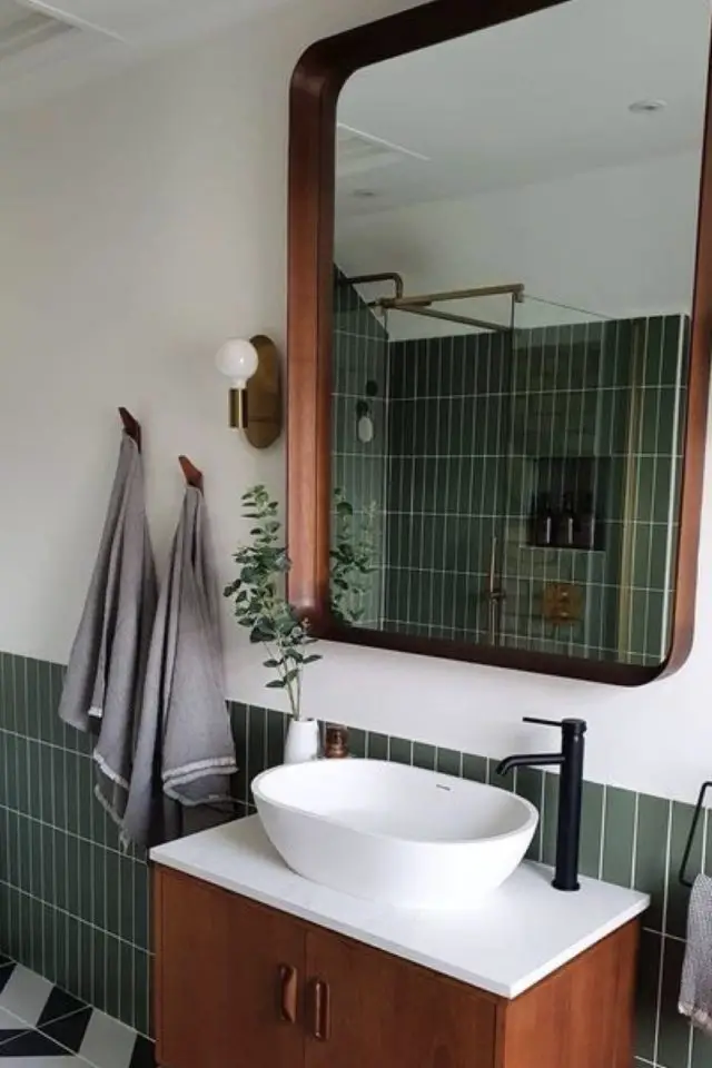 carrelage vert sauge salle de bain soubassement zellige foncé miroir bord arrondi bois sombre