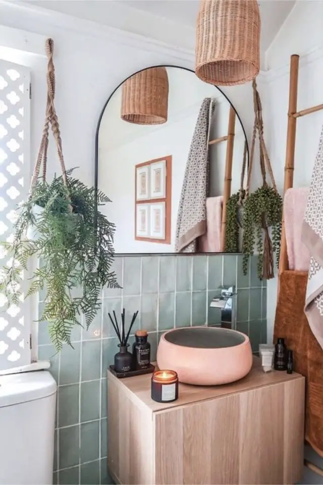 carrelage vert sauge salle de bain moderne et élégante miroir arrondi en haut petit meuble vasque plantes et zellige