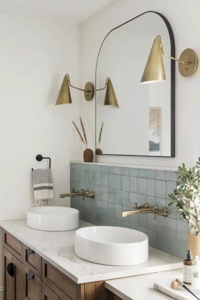 carrelage vert sauge salle de bain meuble double vasque crédence associé laiton