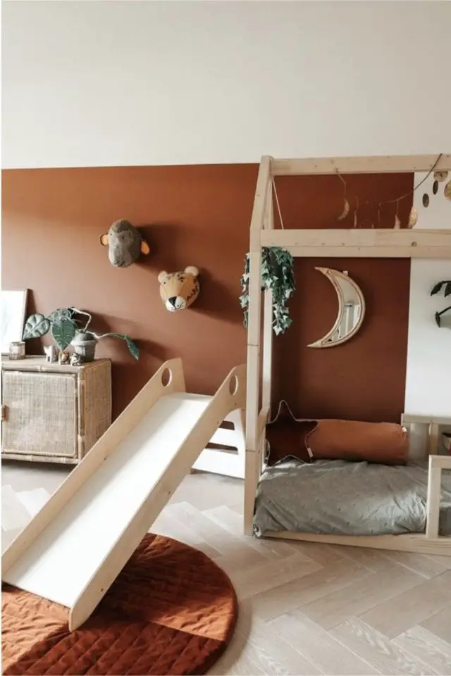 chambre enfant ludique appartement petit toboggan en bois design épuré mur couleur terracotta espace moderne