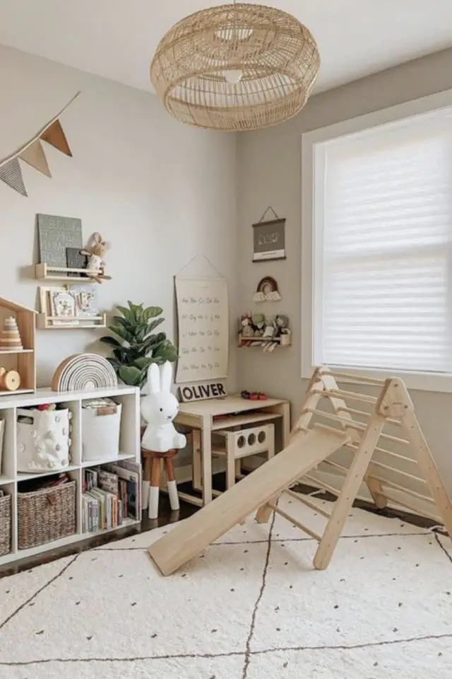 chambre enfant ludique appartement étagère ikea rangement jouets toboggan en bois