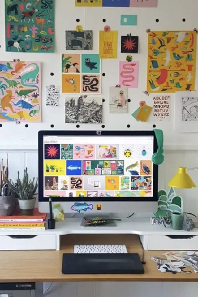 deco murale facile bureau exemple dessus écran ordinateur pegboard affiche carte postale illustration