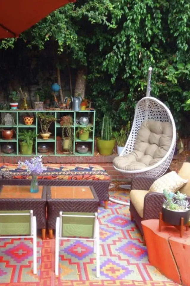 decor exterieur couleur maximalisme patio terrasse bohème fauteuil suspendu tapis textile meuble peint