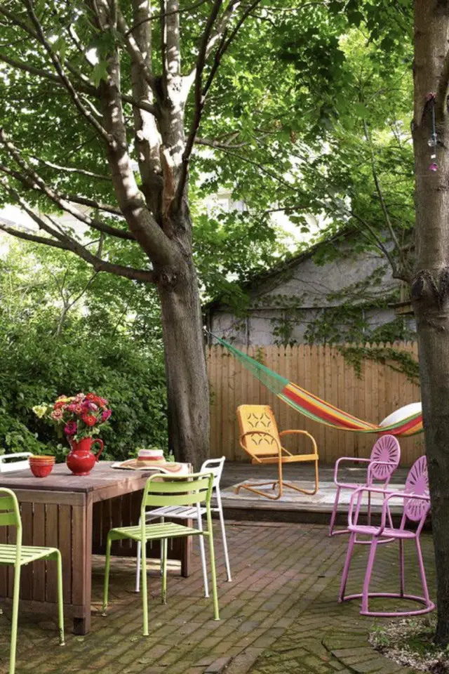 decor exterieur couleur maximalisme meuble de jardin coloré hamac en tissu multicolore