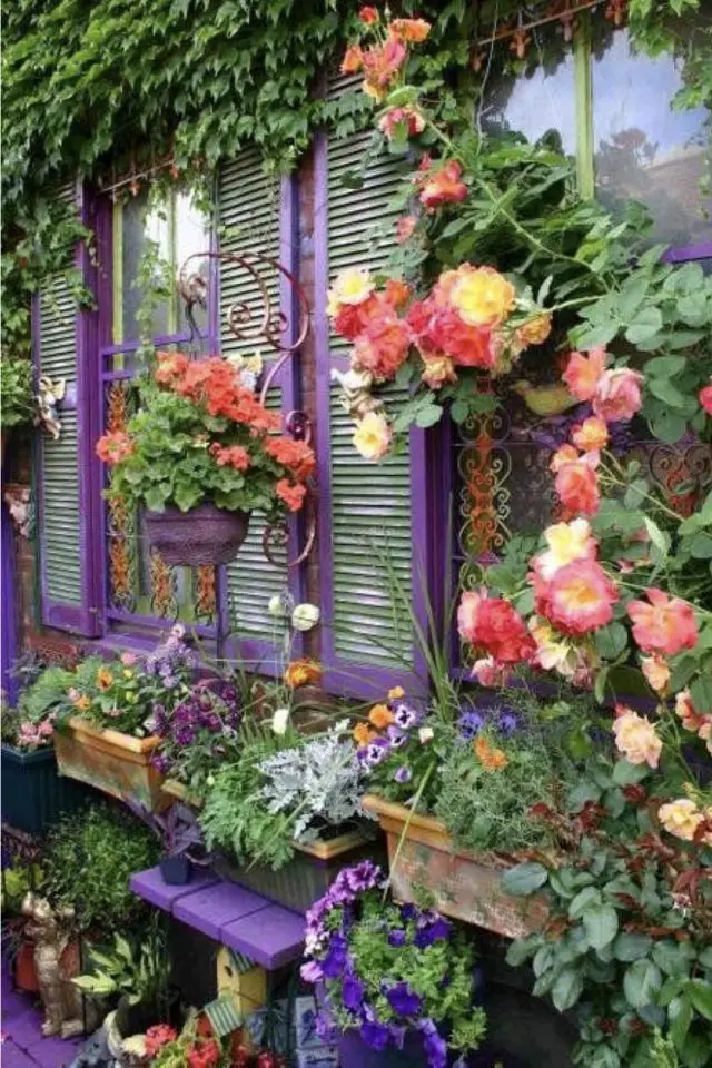 decor exterieur couleur maximalisme peinture menuiserie bois fenêtre couleur violet fleur orange jaune et rouge
