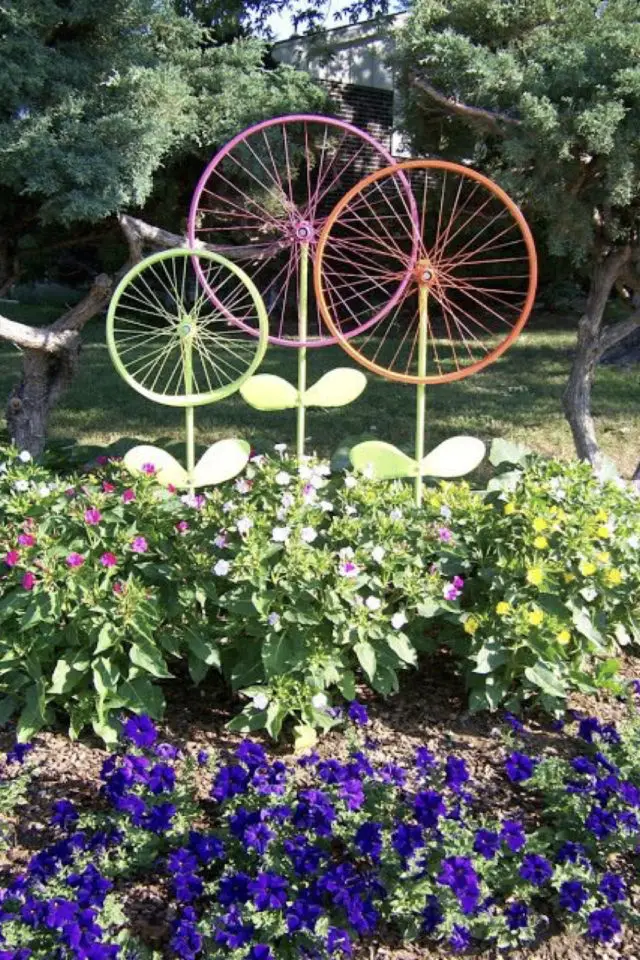 decor exterieur couleur maximalisme DIY récup parterre de fleur roue de vélo