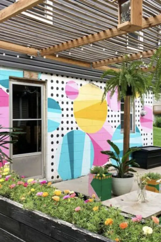 decor exterieur couleur maximalisme peinture murale jardin terrasse moderne streetart pergola