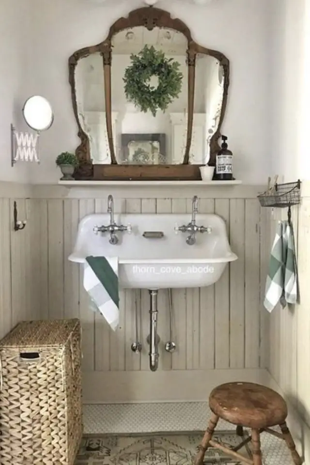 decoration salle de bain recup exemple miroir ancien et élégant lavabo mural vintage