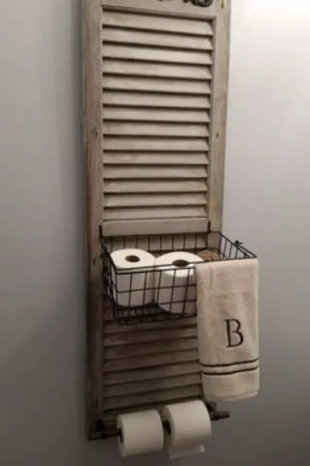 decoration salle de bain recup exemple ancien volet transformé rangement papier toilette