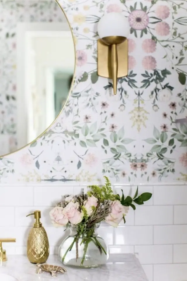 detail deco salle de bain luminaire applique murale papier peint miroir ambiance féminine