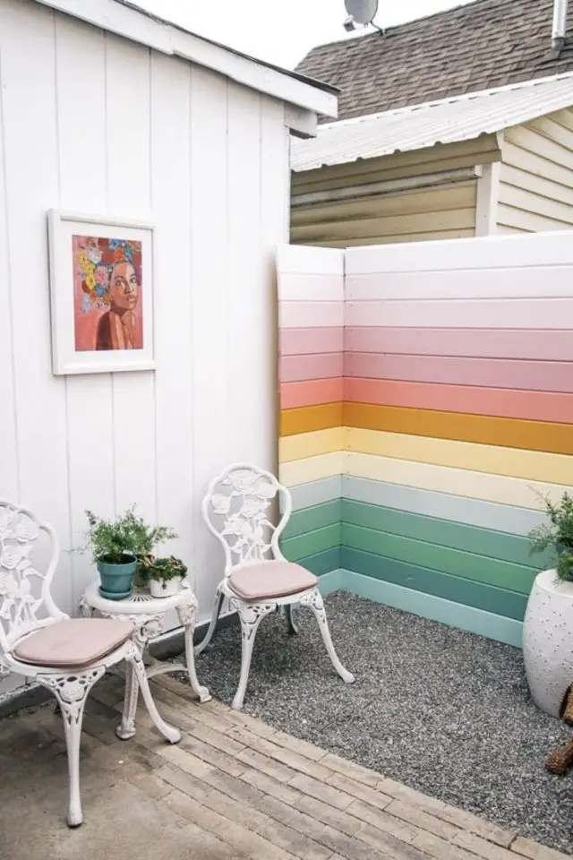exemple deco jardin multicolore palissade peinte en plusieurs couleur style arc en ciel moderne