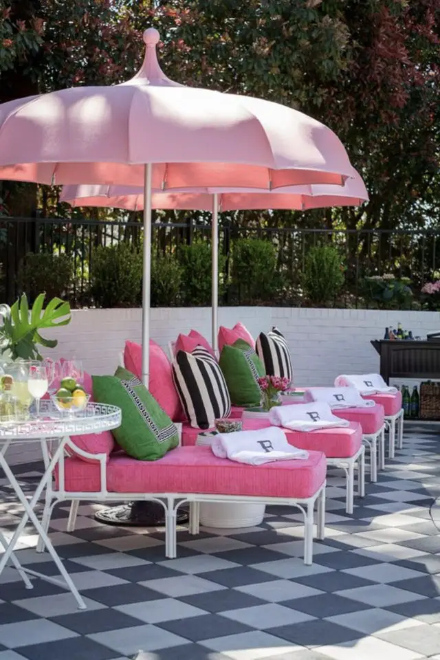 exemple deco jardin multicolore parasol et bains de soleil rose ambiance vintage