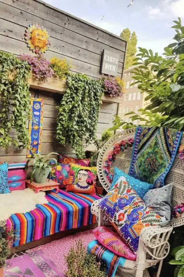 exemple deco jardin multicolore ambiance mexicaine voyage coussins et textiles rayés colorés terrasse