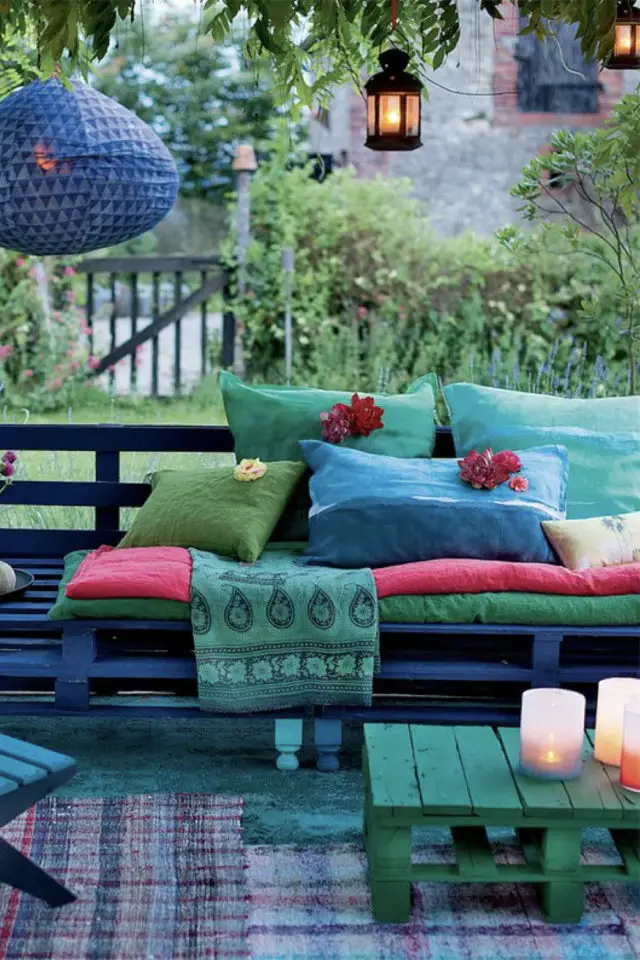 exemple deco jardin multicolore dégardé nuances de vert et de bleu banquette palette coussin détail rouge corail