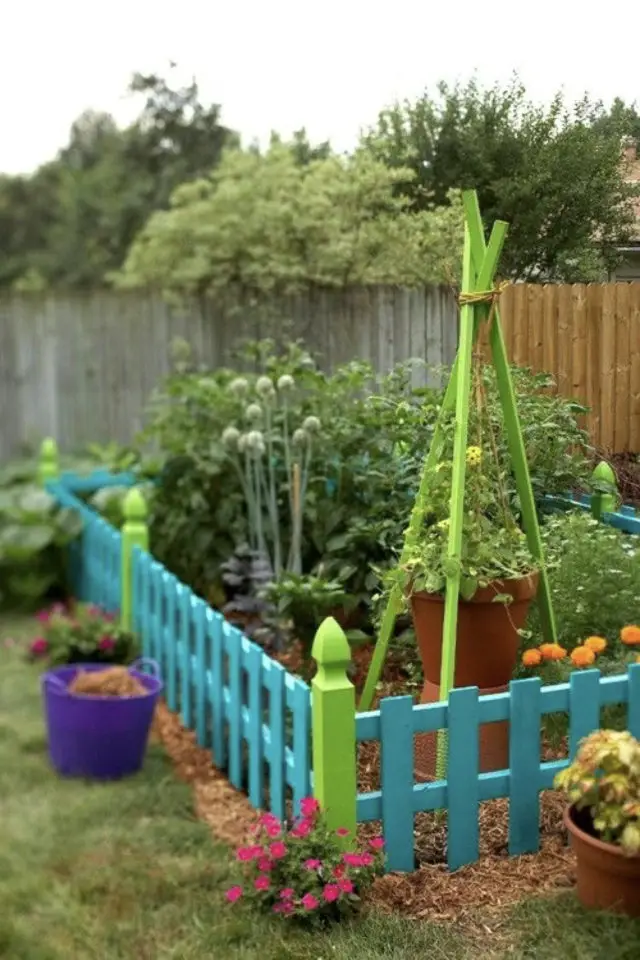 exemple deco jardin multicolore clôture pour potager peinture vertes bonne humeur