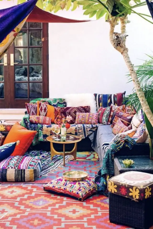 exemple deco jardin multicolore ambiance bohème maroc voyage coussin tapis canapé d'angle extérieur