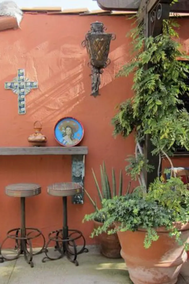exemple terrasse couleur terracotta revêtement mural ambiance catho déco plantes bar avec tabouret industriel