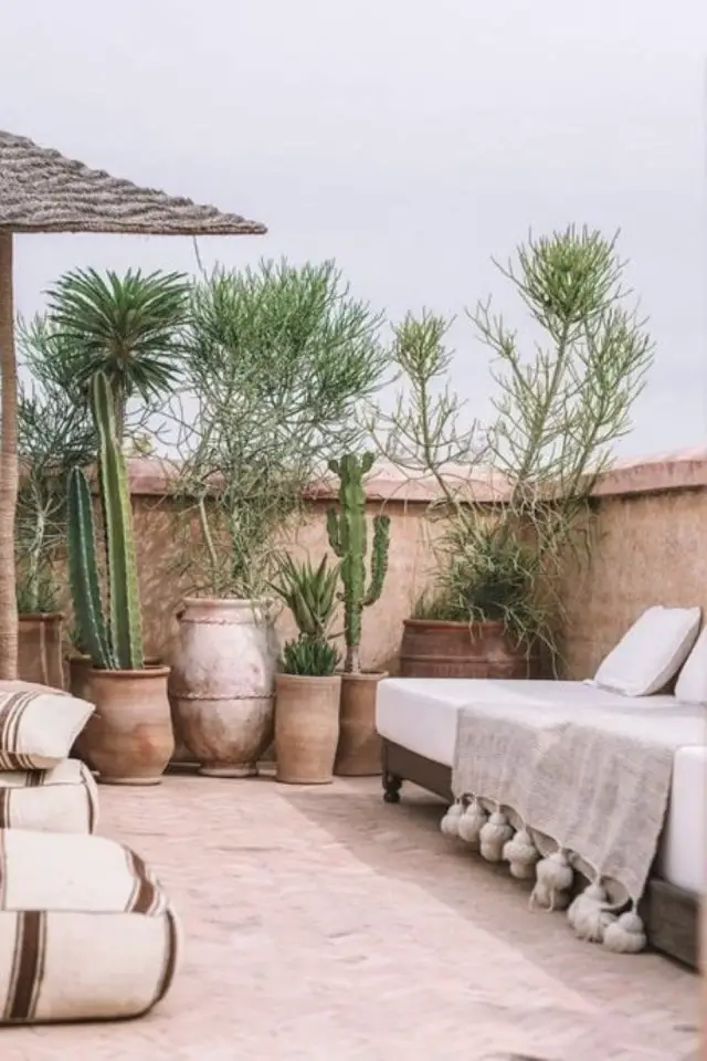 exemple terrasse couleur terracotta terrasse en ville banquette daybed plantes vacances