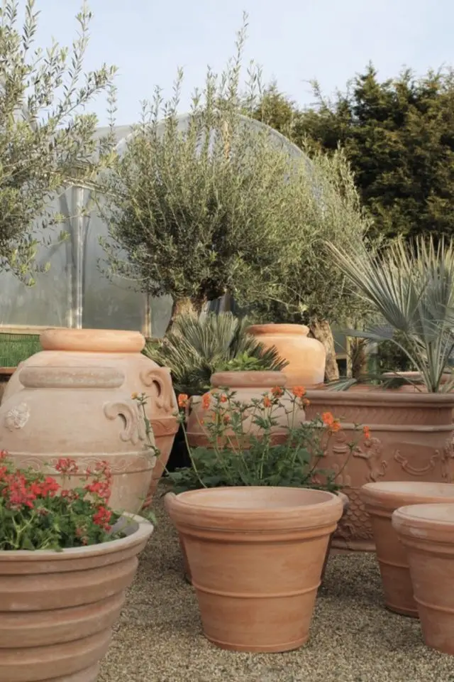 exemple terrasse couleur terracotta grands pots en terre cuite plantes jarres jeux de volumes