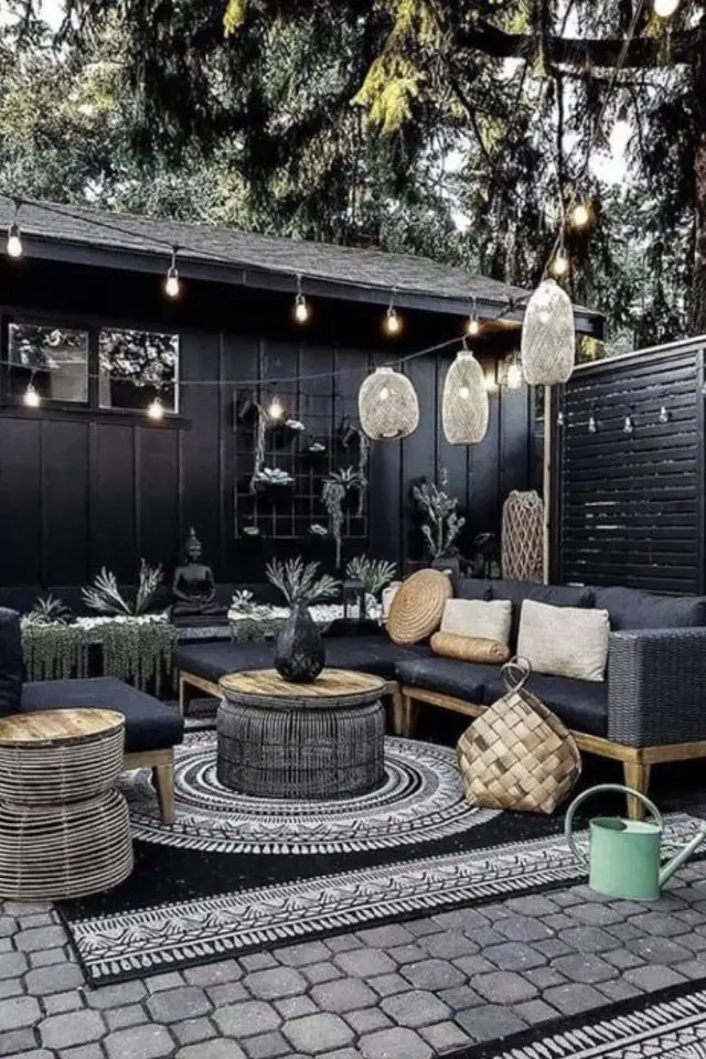 grand canape angle jardin confortable choix couleur audacieux noir et sombre intime moderne et élégant