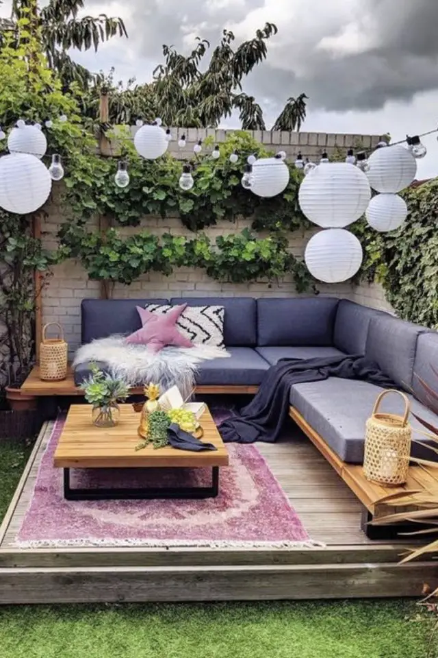 grand canape angle jardin confortable ambiance bohème simple tapis outdoor lampion en papier suspendu patio sympa