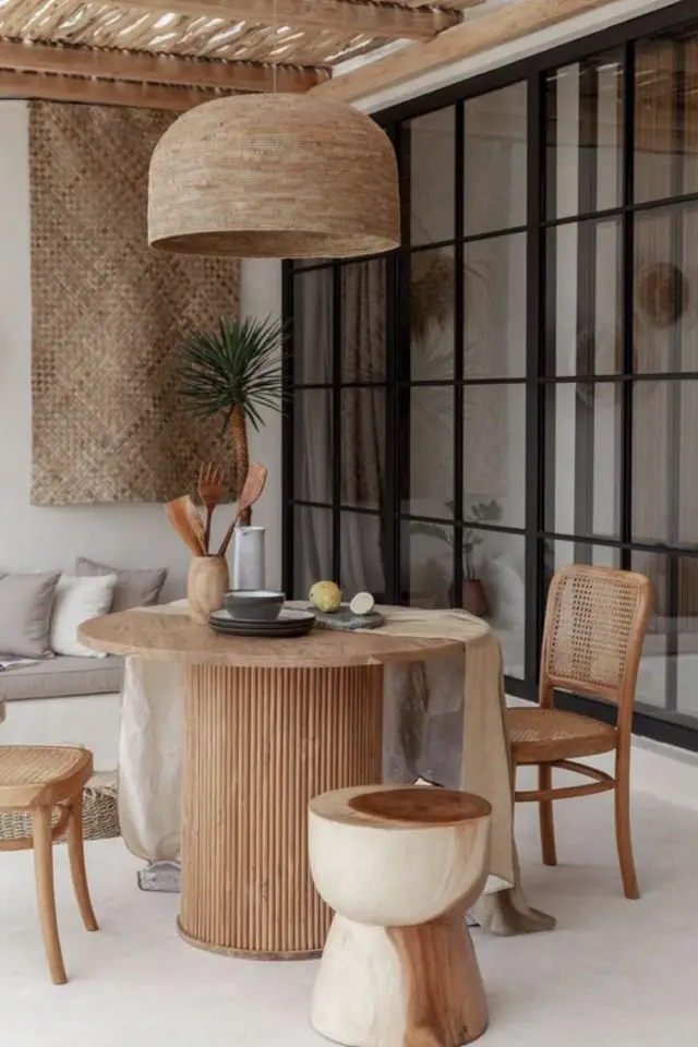 interieur slow living moderne table ronde en bois chaise cannage suspension naturelle tressée