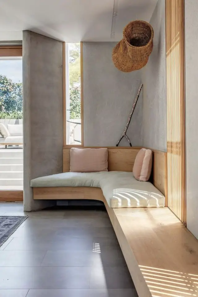 interieur spacieux design bois exemple banquette épurée béton ciré mural élégant simple minimal