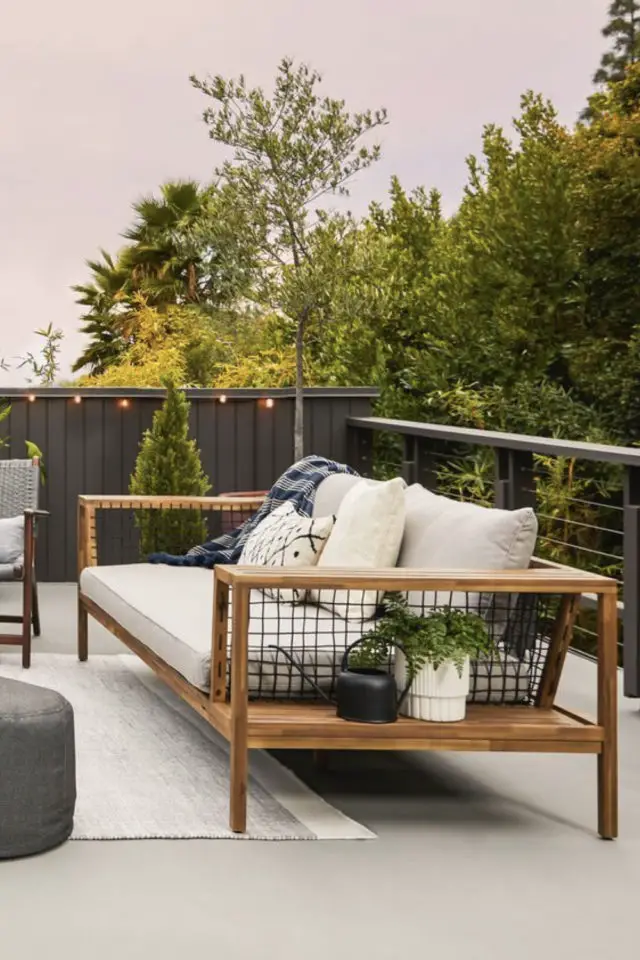 meuble jardin en bois deco exemple petit canapé structure bois clair coussin beige terrasse de ville