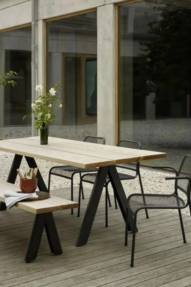 meuble jardin en bois deco exemple table repas extérieur épurée piètement métal noir