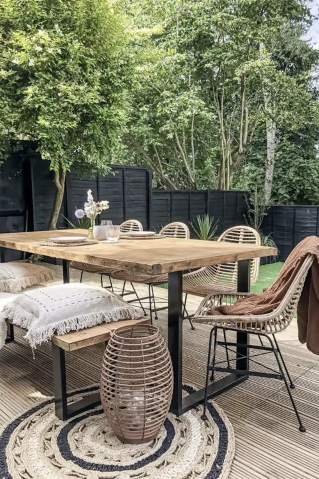 meuble jardin en bois deco exemple terrasse ambiance bohème simple tapis extérieur table repas chaise