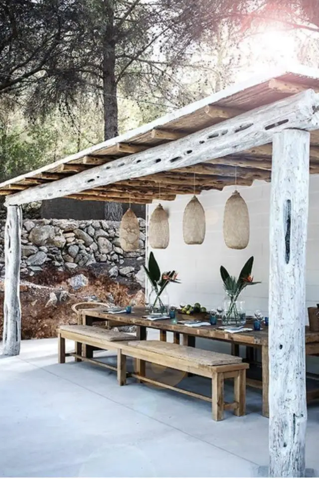 meuble jardin en bois deco exemple grande table conviviale sous pergola banc famille vacances