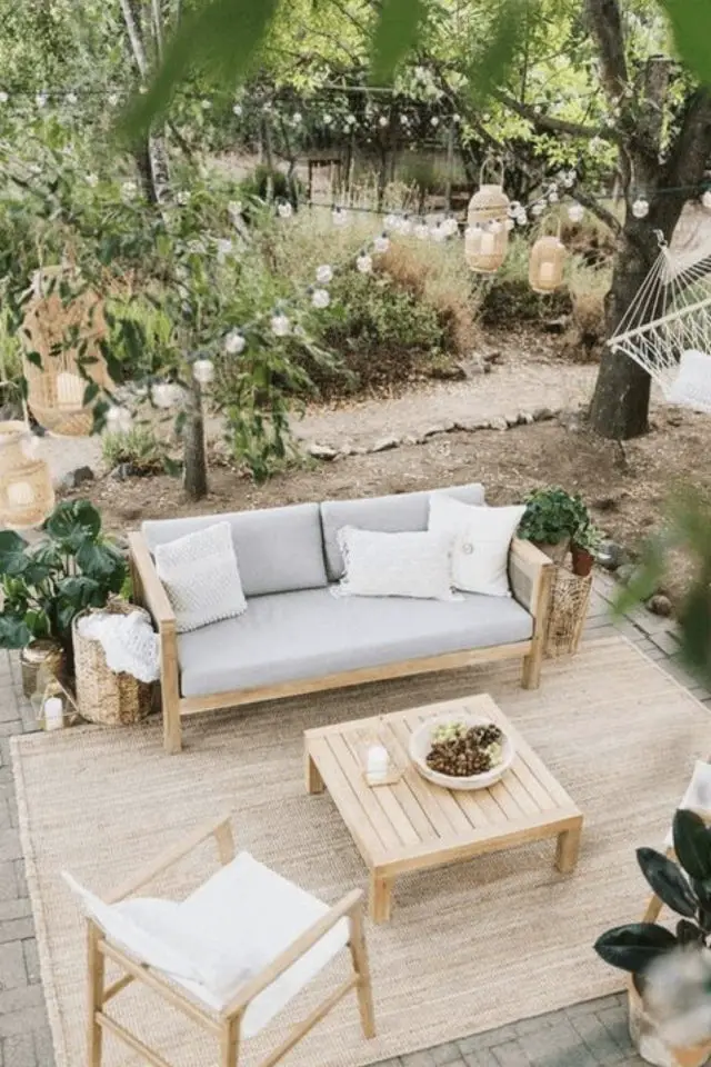 meuble jardin en bois deco exemple terrasse cosy confortable canapé table basse coussin gris