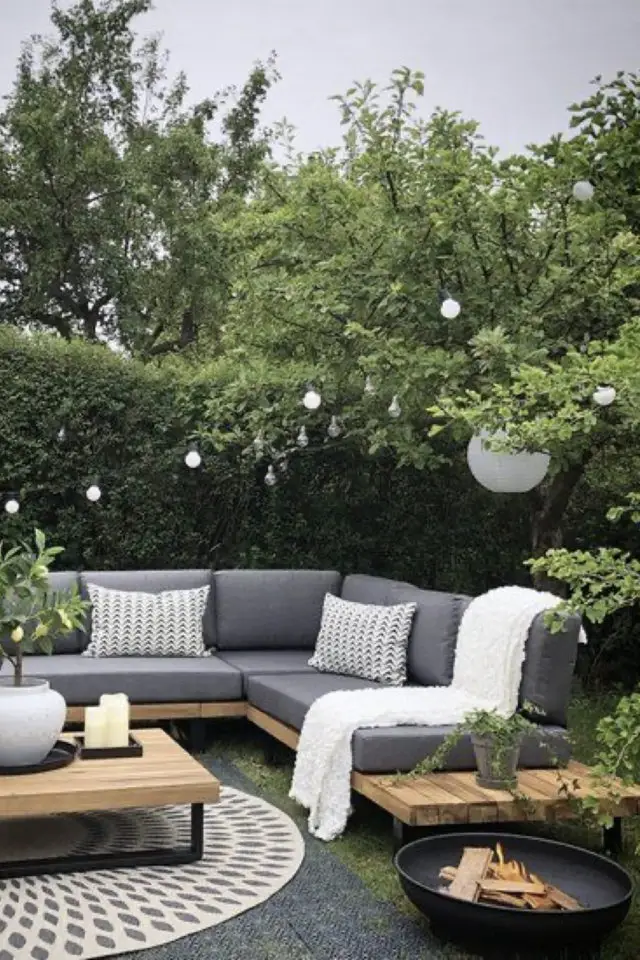meuble jardin en bois deco exemple canapé d'angle extérieur élégant coussun gris guirlande lumineuse