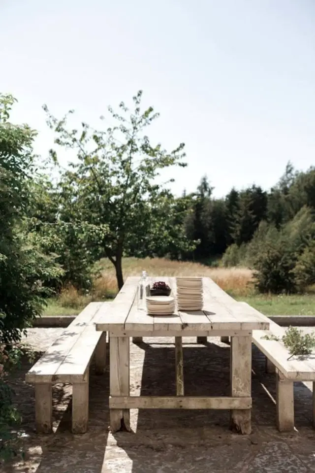 meuble jardin en bois deco exemple espace repas extérieur authentique simple familial