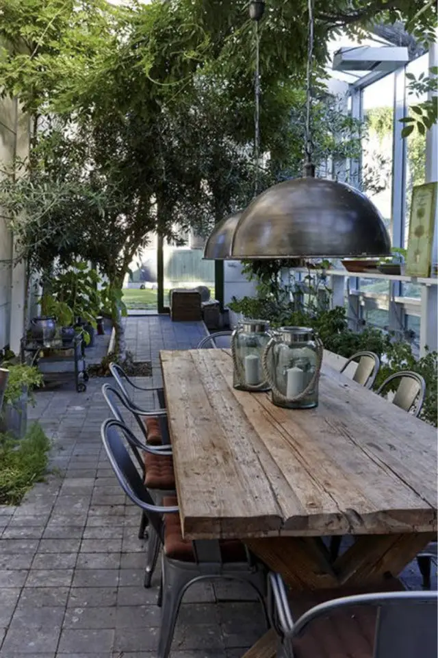 meuble jardin en bois deco exemple table rustique classique repas en extérieur chaise industrielle