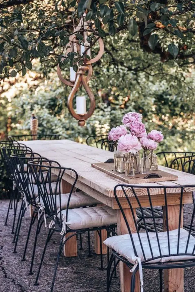 meuble jardin en bois deco exemple ambiance poétique et élégante simple repas en extérieur