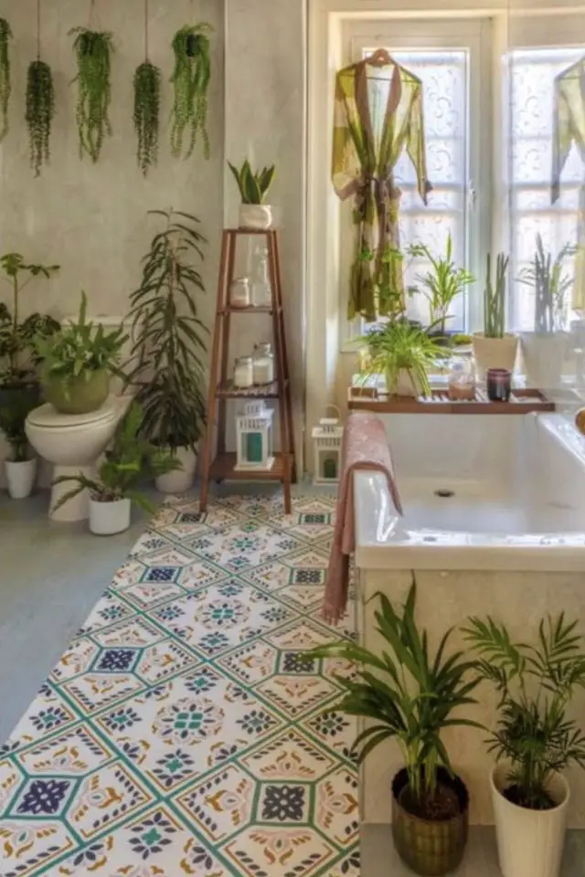 quelle variete plante salle de bain baignoire plantes vertes posées au sol suspendues au mur exemple
