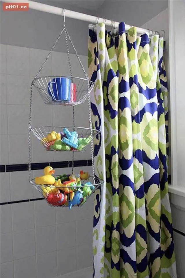 rangement jouets salle de bain exemple suspension accrochée à la barre de rideau de douche