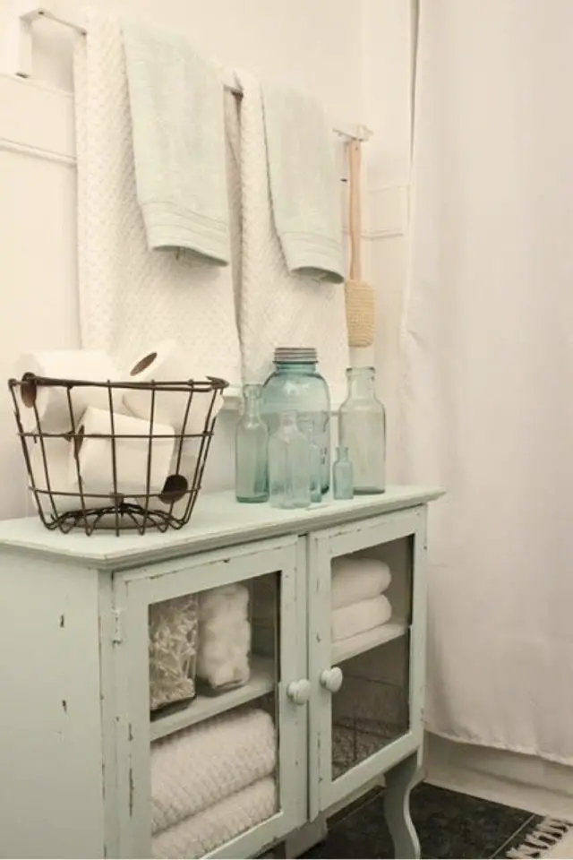 recup meuble salle de bain exemple petite vitrine vert d'eau bouteille colorée panier rangement serviette