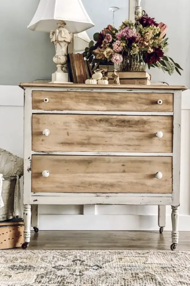 relooker meuble recup salon meuble ancien avec tiroir décapé structure peinte en beige