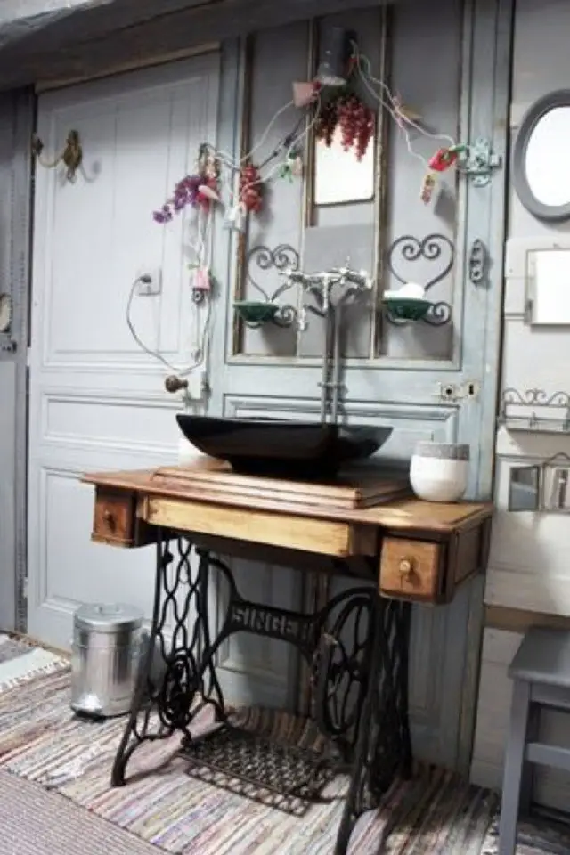 salle de bain recup evier meuble vasque machine à coudre vintage design rétro classique chic esprit brocante