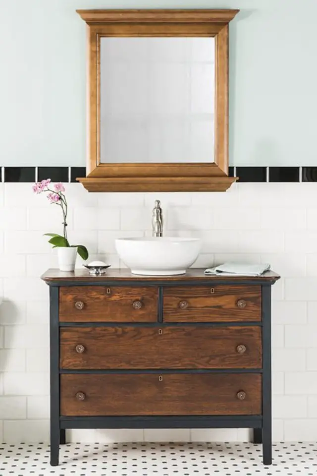 salle de bain recup evier meuble vasque ancienne commode tiroirs décapé peinture sombre élégante