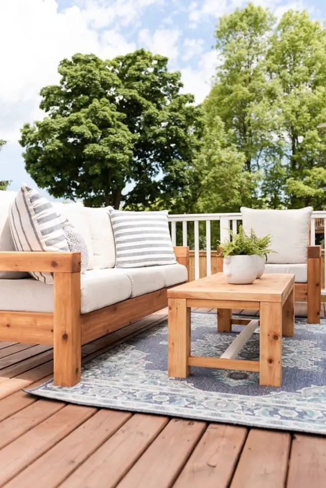 salon de jardin en bois terrasse de ville simplicité élégance tapis coussin canapé table basse