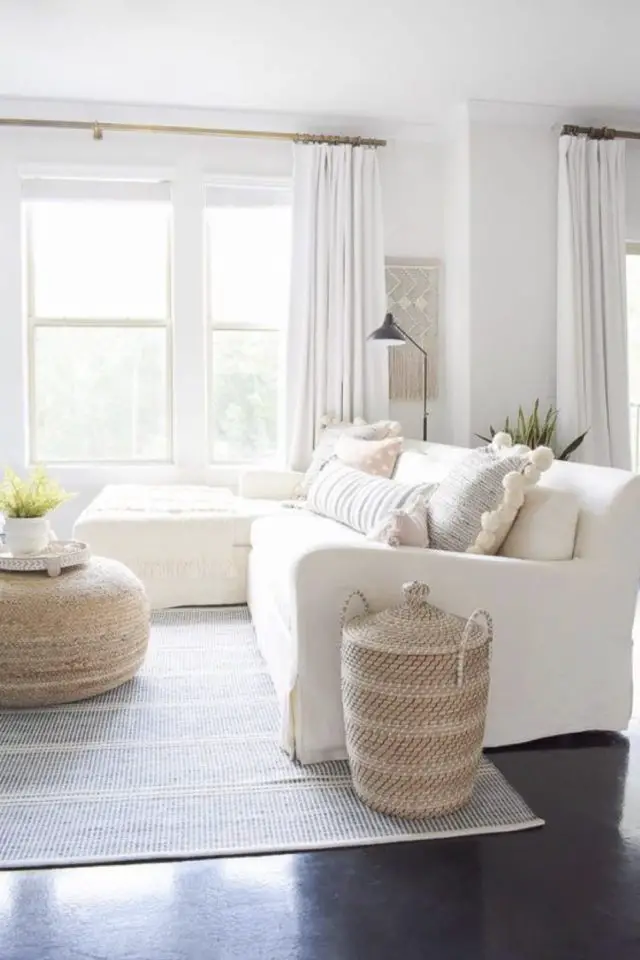 tapis couleur clair fraicheur ete canapé blanc accessoire en rotin fibres naturelles tressées