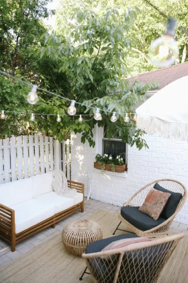 terrasse deco simple et chic exemple style hacienda banquette en bois coussins et murs blancs petite guirlande lumineuse esprit guinguette