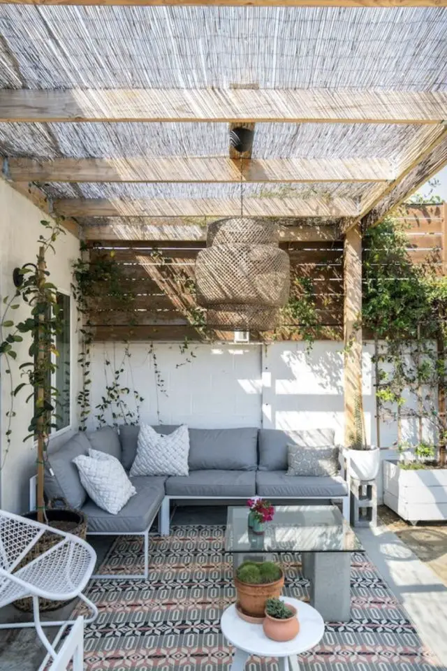 terrasse deco simple et chic exemple patio pergola en bois tôles transparentes banquette extérieure d'angle suspension en bambou tressé